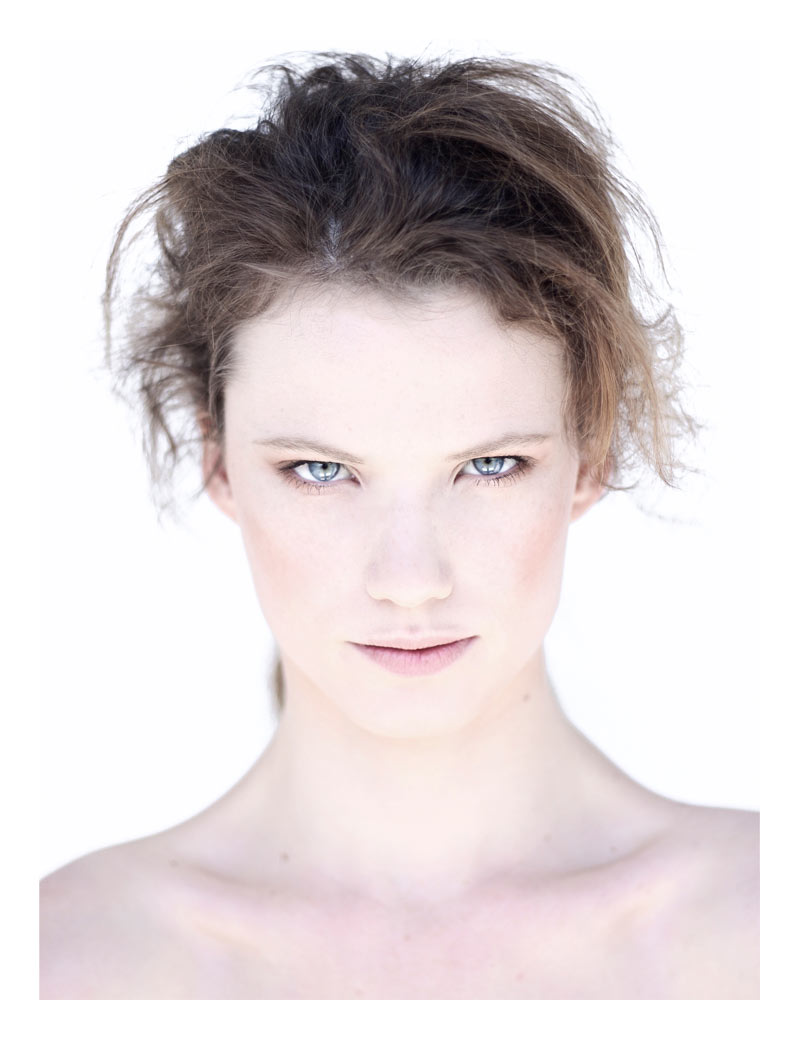 Rhianna_portrait02