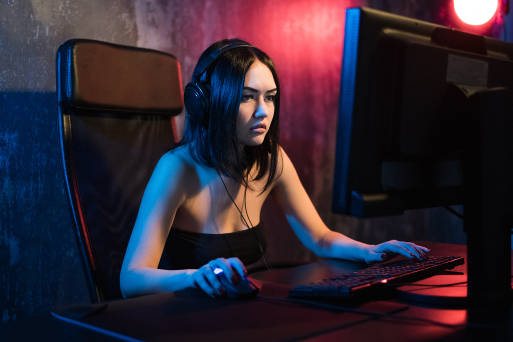 Topless gamer girl plays pics game