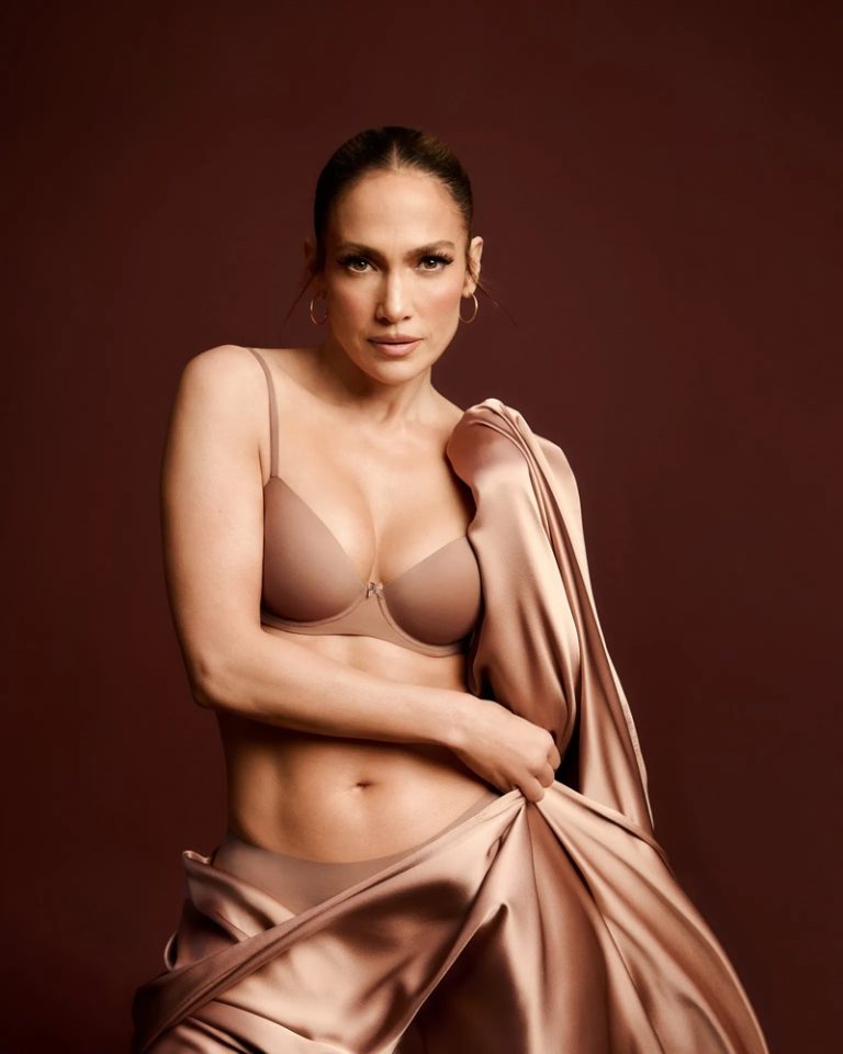 Jennifer Lopez Strikes A Pose In Intimissimi S Silk Lingerie