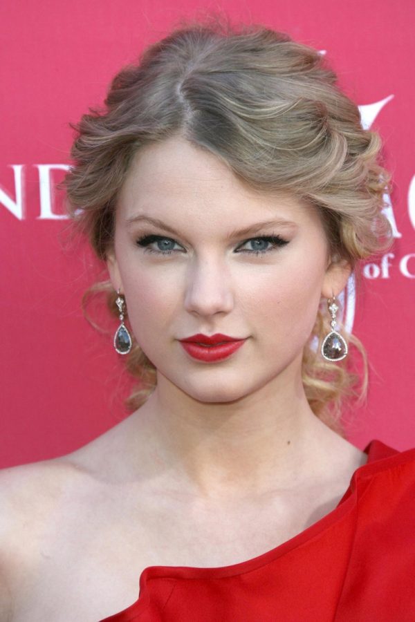 Taylor Swift In Red Lipstick How To Get Taylors Red Lipstick Look