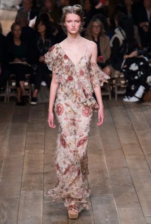 Alexander McQueen Spring 2016 | Paris Fashion Week | 15 Minute News