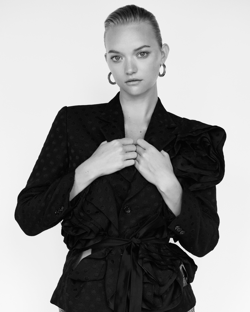 Louis Vuitton modelo Gemma Ward largo pelo rubio vistiendo sin maquillaje y  estilo turbante negro hat atado a un lado tres anudada Fotografía de stock  - Alamy