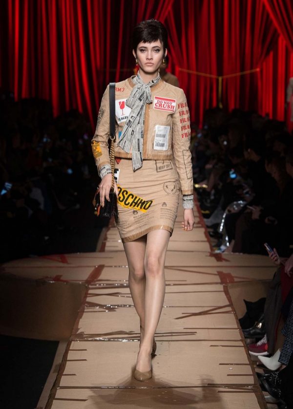 Moschino 2017 Fall / Winter Runway