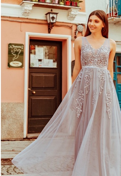 https://www.fashiongonerogue.com/wp-content/uploads/2019/01/Bridal-Shower-dress1.jpg