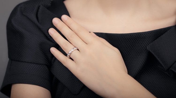 Model Wedding Ring Diamond Hand Black Top