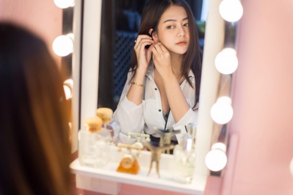 Why A Vanity Mirror With Bluetooth Speakers is a Good Choice – Fashion ...