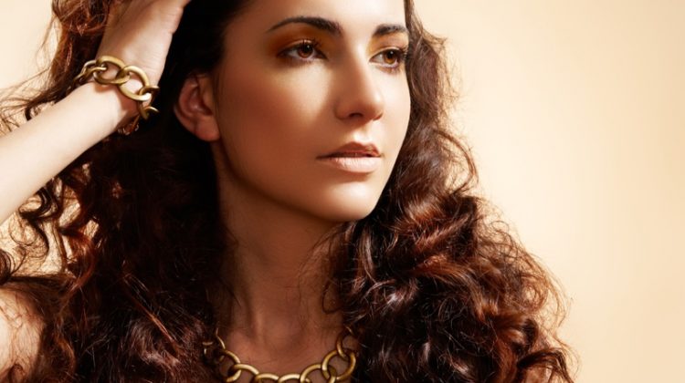 Model Beauty Gold Chain Jewelry Wavy Hair