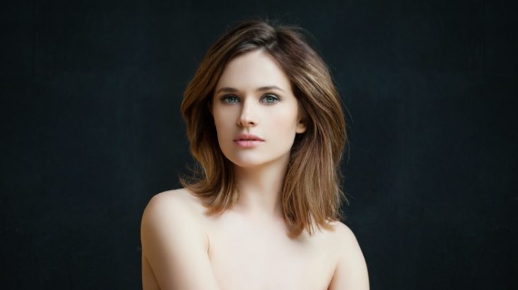 Model Layered Bob Highlights Light Brown Hairstyle