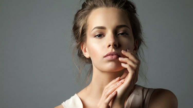 Model Natural Looking Makeup