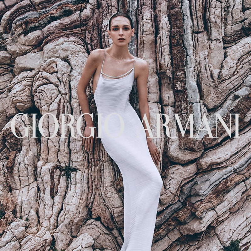 Aprender acerca 49+ imagen giorgio armani white dress