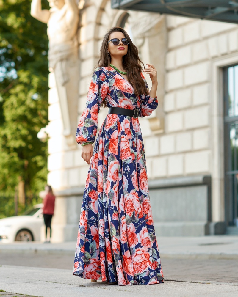 https://www.fashiongonerogue.com/wp-content/uploads/2022/08/Model-Maxi-Dress-Floral-Print-Street-Style.jpg