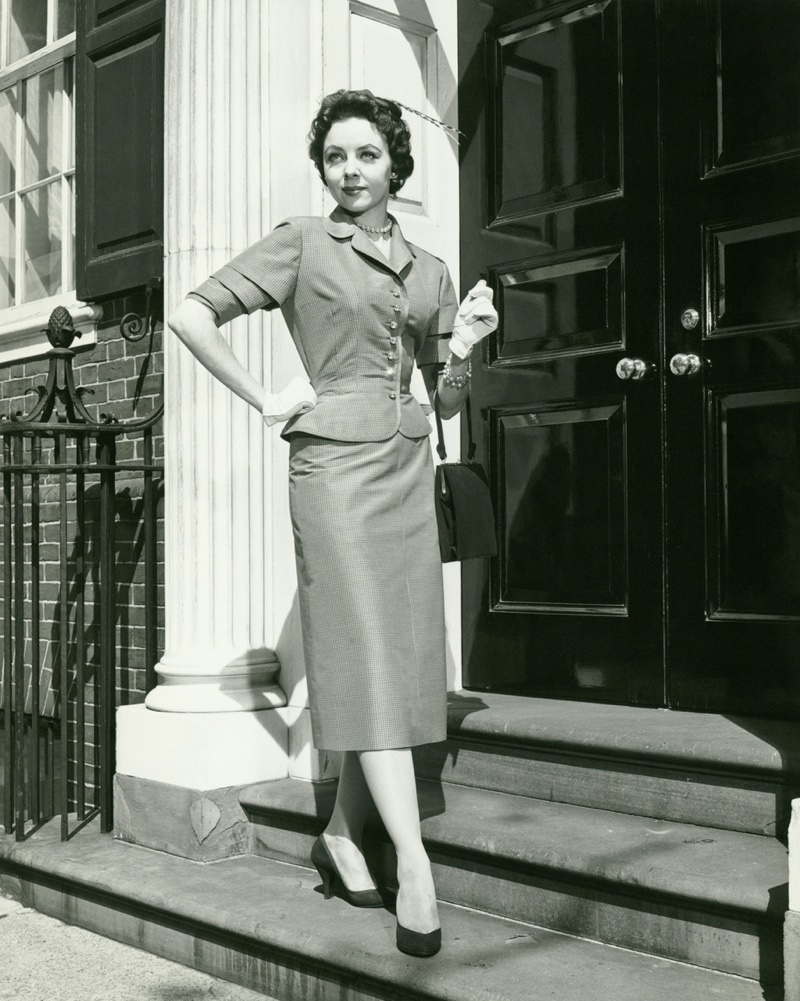 1940s women style is about feminine simplicity and practicality