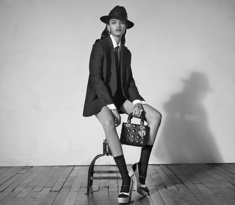 Nayonikaa Shetty modela o estilo masculino e feminino para o anúncio da Dior antes do outono de 2024.