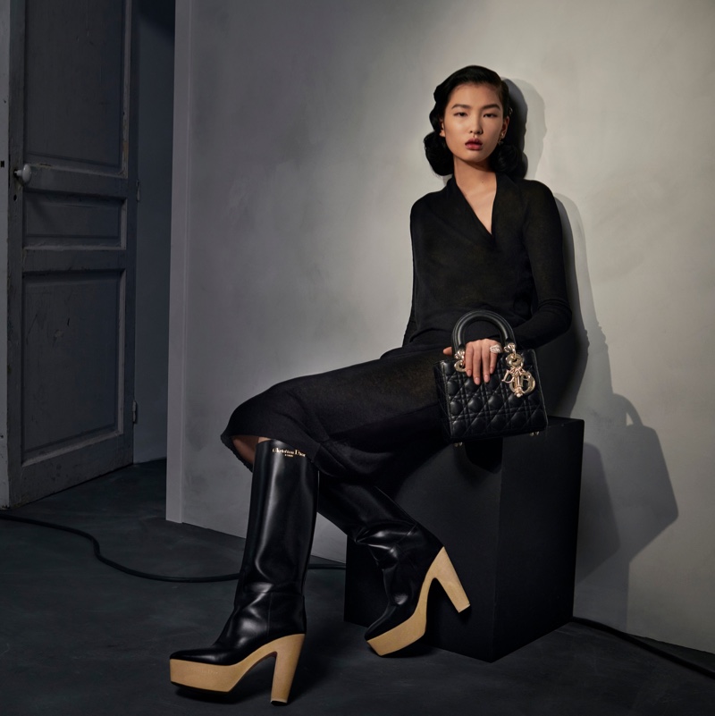 Ying Ouyang é glamouroso e moderno da velha Hollywood com botas de salto alto para a campanha pré-outono de 2024 da Dior.