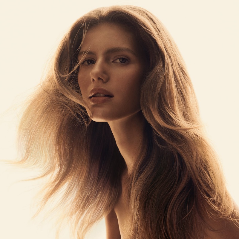 Rosalieke Fuchs shows movement with Zara Hair's Air Dry Foam.