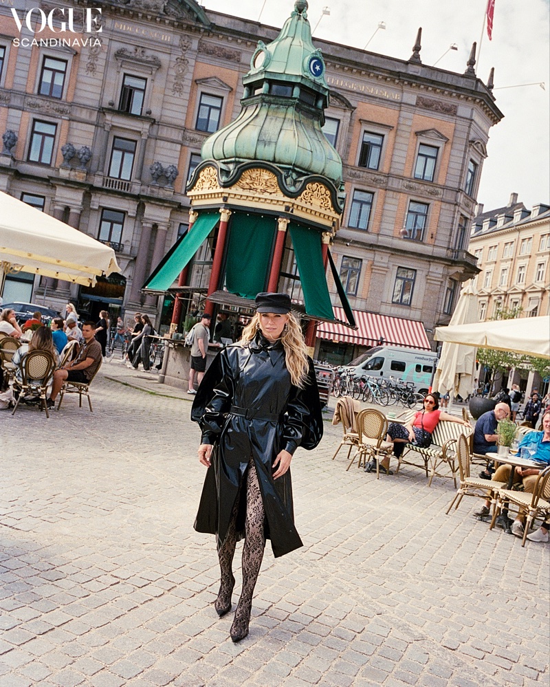 Caroline Wozniacki poses in all black look, including a leather coat and hat.