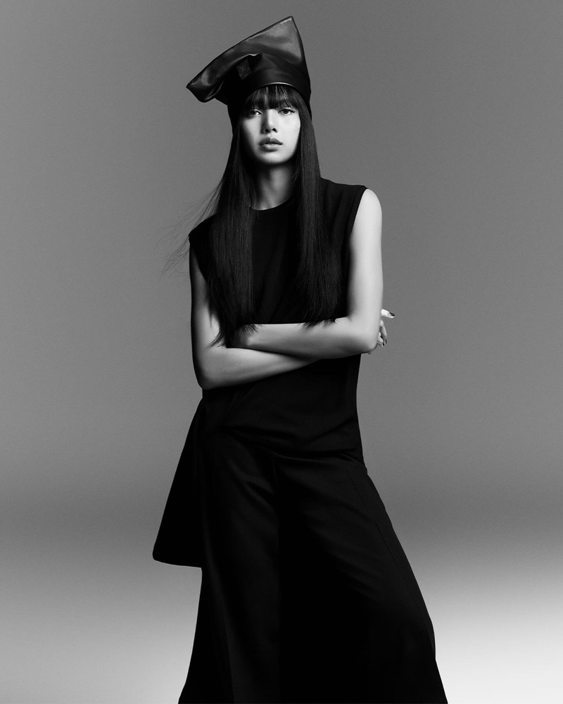 Wearing an all-black ensemble, Lisa poses for Louis Vuitton.