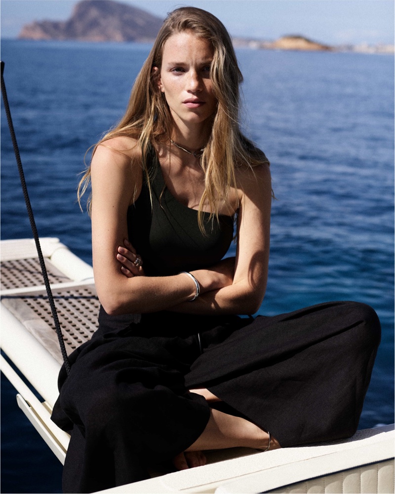 Rebecca Leigh Longedyke models Massimo Dutti's ribbed tank top with linen wide-leg trousers.