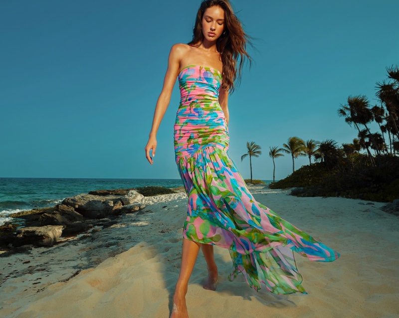 Retrofête heads to the beach with its Tern dress made of silk chiffon.