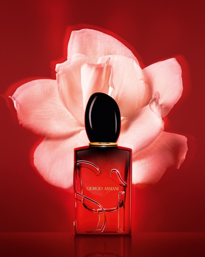 A look at the Armani Sì Passione Eau de Parfum Intense bottle.