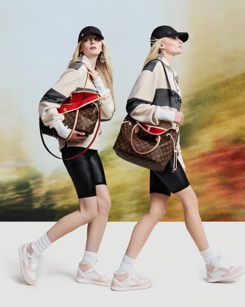 Keeping it casual, Sophie Turner shows off Louis Vuitton's Neverfull Inside Out bag in motion.