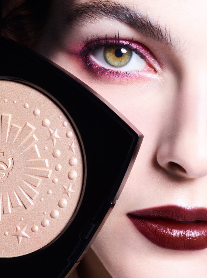 Chanel Makeup's Holiday collection features the Diamond Dust Oversize Illuminating Powder.