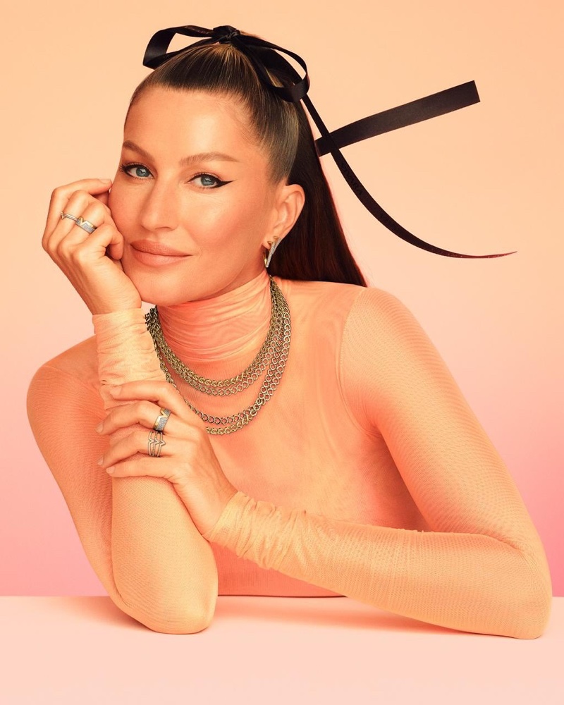 Gisele Bundchen rocks chain necklaces in Vivara ad.