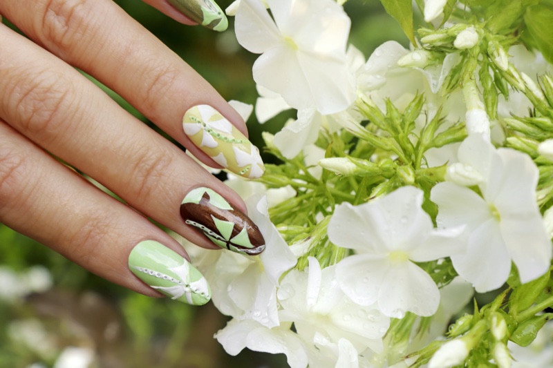 Green Geometric Spring Nail Design