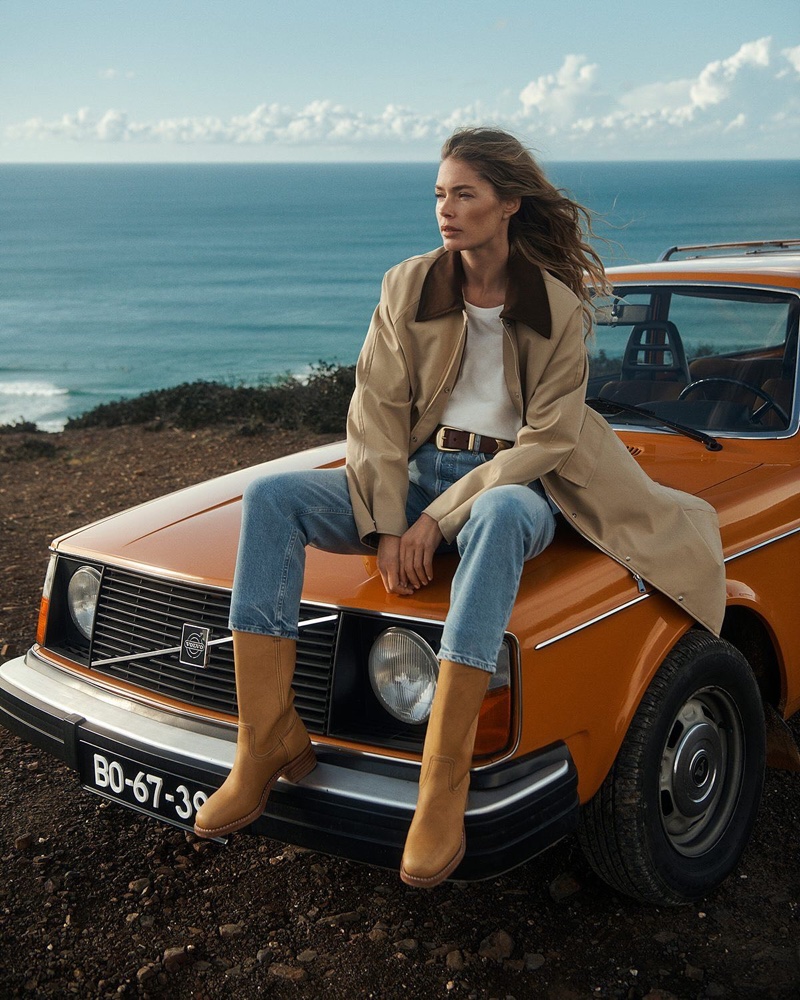 Doutzen Kroes keeps it casual in jeans for Anthropologie's spring 2025 ad.