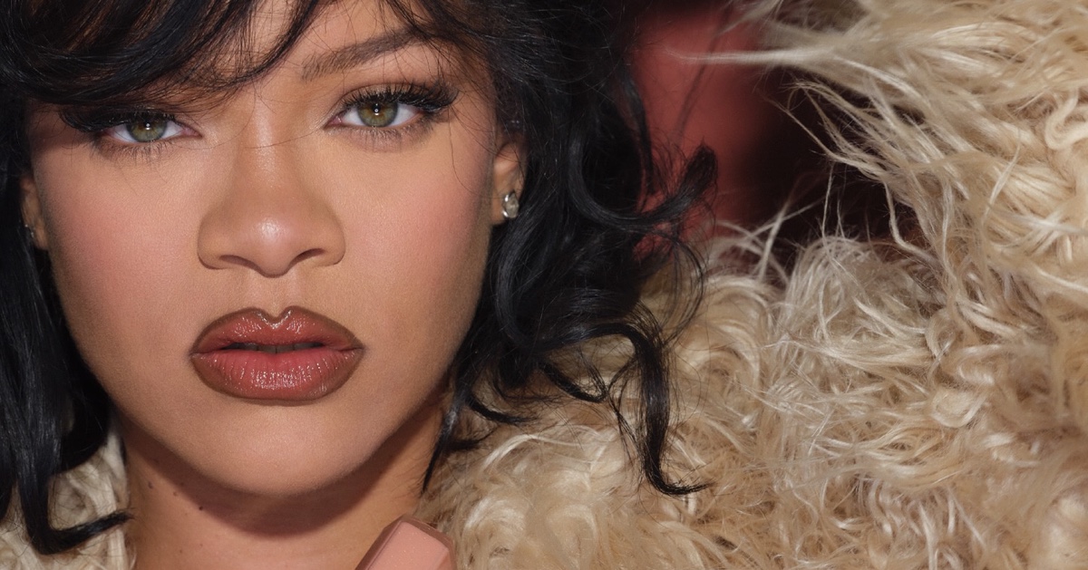 Rihanna Shines with Fenty Beauty’s Shimmer Gloss #Rihanna