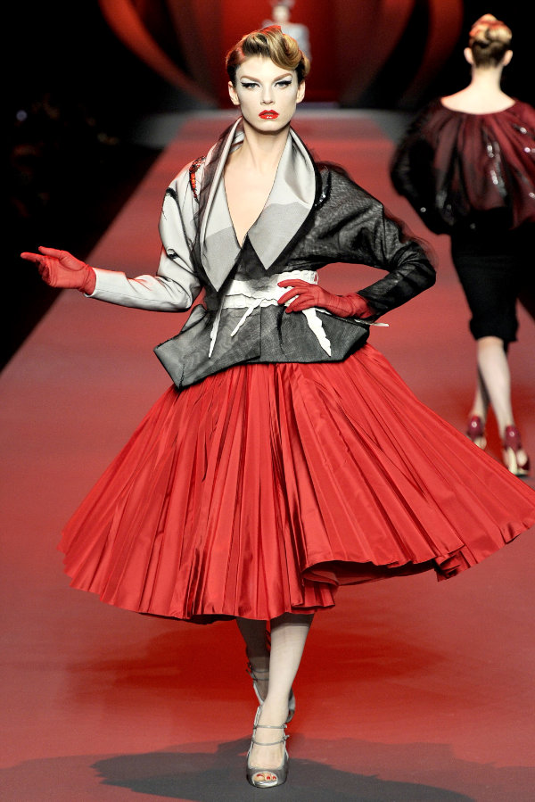 How Passage 5 from Spring/Summer 2011 Collection by Dior was